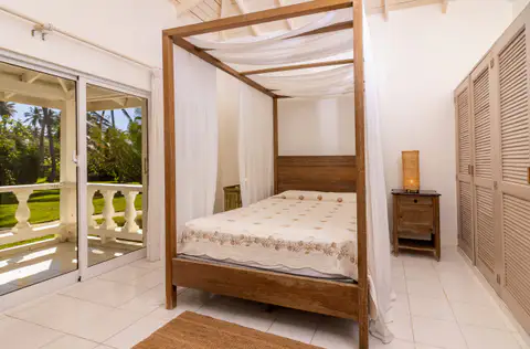 Four poster bed with white drapes